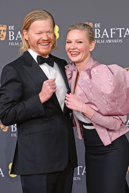 Para muchos, Kirsten Dunst fue la mejor vestida de la noche: la actriz, quien asistió acompañada por su marido, el
actor Jesse Plemons, optó por un original conjunto de Valentino compuesto por una falda recta, top con escote en
“V” y chaqueta con mangas globo