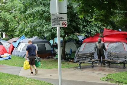 Para muchos, la medida de permitir campamentos de personas sin hogar es bastante controversial
