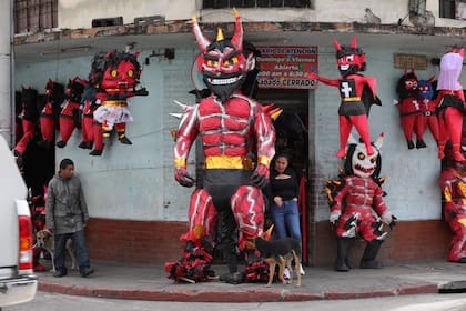 Para muchos, la quema del diablo representa la purificación espiritual como preparación para la llegada del Niño Jesús (igssgt.org)