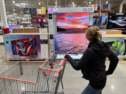 Para muchos, los ahorros obtenidos con una membresía de Costco justifican el costo anual. Sin embargo, es importante considerar los hábitos de compra y necesidades antes de unirse (AP Foto/David Zalubowski, Archivo)