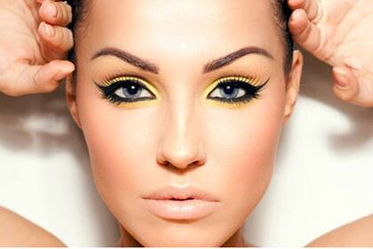 Para mujeres adultas que no quieren sentirse ridículas, pero sí estar a la moda. Se puede elegir tonos jugados pero que sean siempre monocromáticos, menos fluor y más tirando a colores pastel