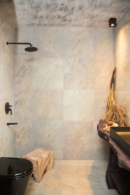 Para Natural, el espacio de Familia Echaide, se optó por Quarzita Blend para los pisos y paredes del cuarto de baño