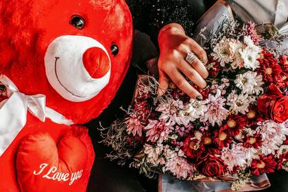 Para no desbaratar el presupuesto y expresar el amor los especialistas recomiendan evaluar opciones como los ramos realizados con especies nativas (Canva)