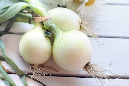 Para no llorar al picar cebolla, se puede colocar durante una hora antes en la heladera.