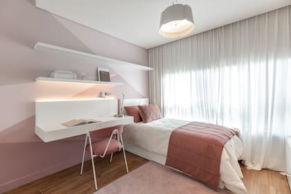 Para no perder luminosidad, cortinas de gasa 'Washed Ivory' (De Levie) y alfombra finlandesa rosa palisandro (El Espartano).