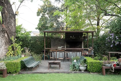 Para no quedar en medias tintas: un quincho realizado con hierro de demolición en el jardín de la familia Varela