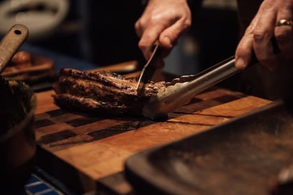 Para no tener problemas a la hora de recibir a los invitados, Mauricio Ballato aseguró que es ideal comenzar con una parrilla limpia y buen fuego