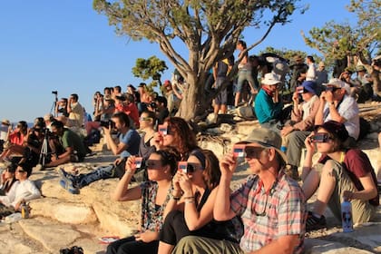 Para observar los eclipses se debe contar con gafas especiales (Foto NASA)