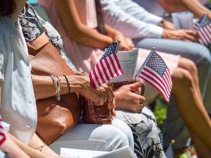 Para obtener la naturalización es necesario declarar los viajes de más de seis meses en el formulario N-400 (Archivo)