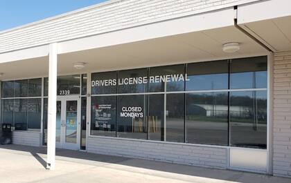 Para obtener la Real ID de Iowa, el residente debe hacer una cita para ir al DMV y presentar los documentos que comprueben su identidad y residencia