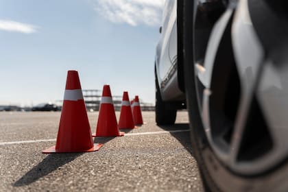 Para obtener un permiso de conducir en Nueva York se debe completar un curso de pre-licencia y aprobar un examen práctico de manejo