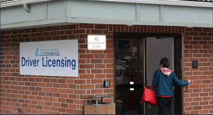 Para obtener una licencia de conducir o una identificación mejorada de Washington, es necesario visitar una oficina del Departamento de Licencias del Estado