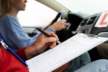 Para obtener una licencia de conducir para migrantes debe aprobar el examen de la vista, el escrito y de conducir
