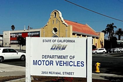 Para obtener una licencia de conducir puede comenzar el proceso en línea y terminarlo en una oficina del DMV de California (Foto: Archivo)