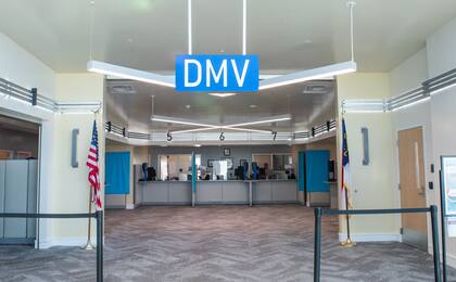 Para obtener una licencia por primera vez tendrá que acudir en persona a una oficina de la DMV