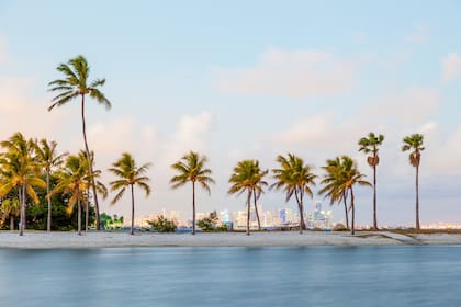 Para octubre, se espera que la temperatura promedio descienda a 76 °F (24,4 °C), cercana a la media histórica, mientras que la lluvia se reducirá aún más