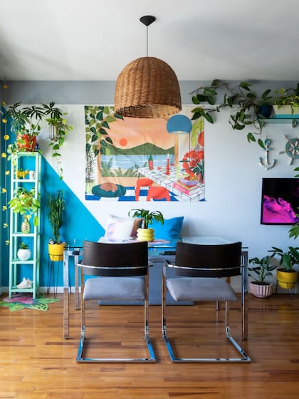 Para optimizar el espacio y mejorar la circulación, Ramiro usó dos pufs contra la pared, que le permiten correr la mesa (Simet). Los tapizó del mismo color que las sillas (Simet), que eran de cuerina blanca. Tapiz (Felpa Home).