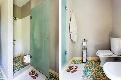 En la ducha, dentro de un cubículo con puerta de vidrio, se repitió el piso calcáreo y la grifería del tocador. Para organizar los toallones, canastos de palma natural pintada (Cuatro Elementos).
