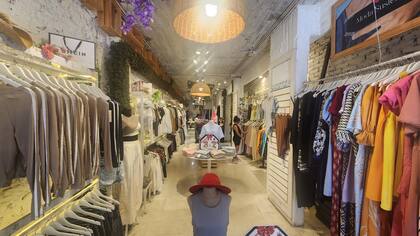 Para otros jugadores, la importación de ropa funciona como un negocio con un costado sustentable