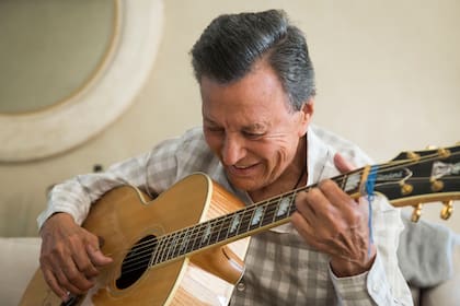 Para Palito Ortega, la vida está hecha de música. Todos los días dedica un tiempo a componer, tocar la guitarra y cantar