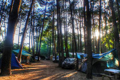 Para parejas amantes de la naturaleza, en Punta del Este hay un camping muy cerca de La Barra, con precios accesibles