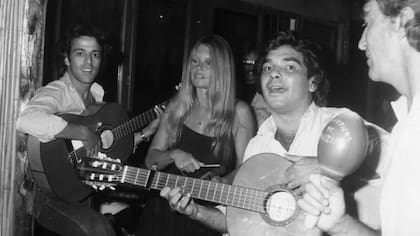 "Para pasar desapercibida, ella muchas veces usó peluca. Me pedía que la presente como mi hermana mayor", cuenta Chico en Paris Match