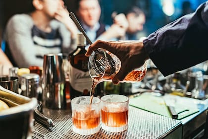 Para pedir una bebida perfecta es necesario saber si el bar cuenta con los ingredientes y las medidas necesarias de limpieza
