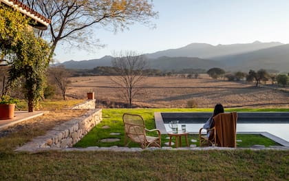 Para perderse en la contemplación: un horizonte de cerros (que forman parte de la estancia) y terrenos productivos en los que se cultivan maíz y tabaco.