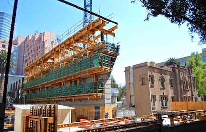 Para permitir la construcción del rascacielos, la casona fue desplazada 18 metros con un sistema hidráulico