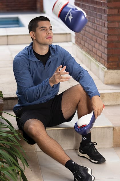 Para personificar a un boxeador, Agustín
se sometió a un duro entrenamiento deportivo. “Mi plan era no hacer un papelón. Definitivamente, siento que puedo tomar otros caminos antes que golpear y golpearme”,
dice