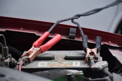 Para poder retirar la batería del auto es necesario ubicar sus polos