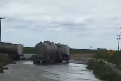 Para poder sacar la leche, la productora recurre a un viejo acoplado cisterna que compró en la inundación de 2012: “Saco unos 14.500 litros por día. Ponemos la leche del tanque de frío en el acoplado con una manguera, lo enganchamos al tractor y la llevamos hasta Cadret, a 20 kilómetros"