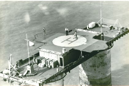 Para poder transmitir música desde allí, los Bates equiparon el fuerte Roughs Tower con variados sistemas de electrónica.