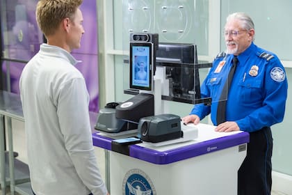 Para poder utilizar la identificación sin contacto, los pasajeros deben ser parte del Pre Check de la TSA