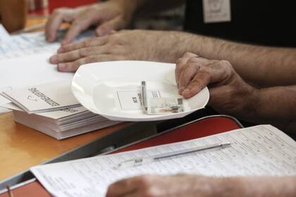 Para poder votar, los electores deben presentar su documento