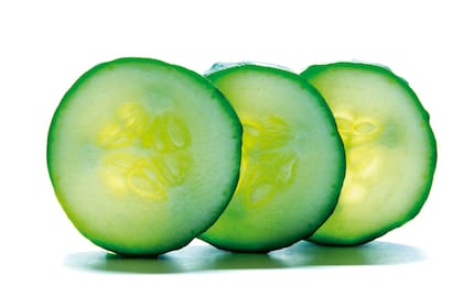 Para preparar esta bebida hay que llenar un vaso con agua fría y agregar unas rodajas de pepino fresco
