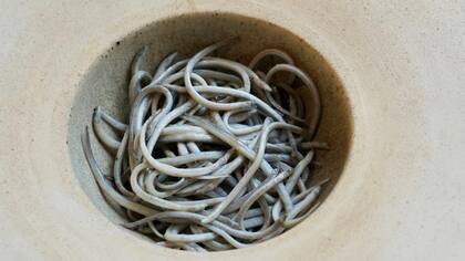 Para preparar estas angulas, el chef mandó a hacer especialmente unas sartenes con agujeros minúsculos