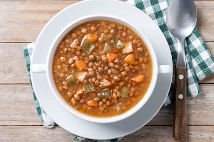 Para preparar una versión vegetariana del guiso de lentejas se puede aumentar la variedad de verduras