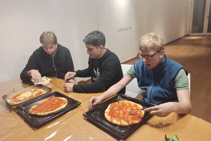 Para prepararse para la vida adulta, Ramiro pernocta fuera de su casa para aprender a preparar su comida y hacer tareas de hogar