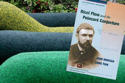 Para presentar detalladamente el logro de Perelman, los matemáticos John Morgan y Gang Tian necesitaron todo un libro, que aquí aparece sobre la obra "Topología ensamblada" del artista Douglas Ho en Quarry Bay Park.