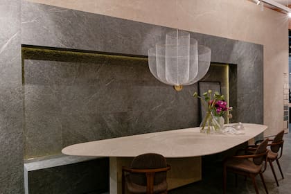 Para presentar sus novedades, Portobello concibió su espacio como un recorrido sensorial: en lugar del clásico layout expositivo, el visitante atraviesa distintos ambientes que evocan una casa, descubriendo cada material en situación real.