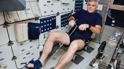 Para prevenir la pérdida de masa muscular, los astronautas realizan una rutina de ejercicios diariamente