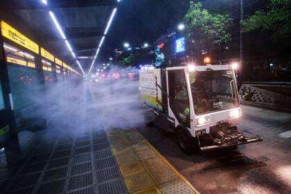Para prevenir los contagios del coronavirus, en la ciudad de Buenos Aires se incorporaron medidas de precaución extraordinarias y se sumó como desinfectante el hipoclorito de sodio