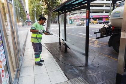 Para prevenir los contagios del coronavirus, se incorporaron medidas de precaución extraordinarias y se sumó como desinfectante el hipoclorito de sodio