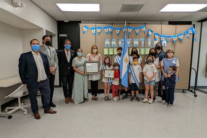 Para profundizar el vínculo con las tradiciones, la institución realiza actos escolares en las fechas patrias en los que los alumnos aprenden sobre los próceres y la historia de nuestro país