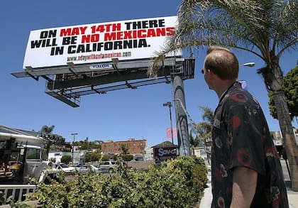 Para promocionar la película, en 2004 publicaron en Hollywood un cartel que decía: “El 14 de mayo no habrá mexicanos en California”.