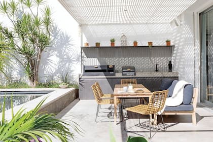 Para proteger la galería, montaron una pérgola construida con placas de policarbonato cristal y madera kiri (Pimar Maderas) pintada de blanco.