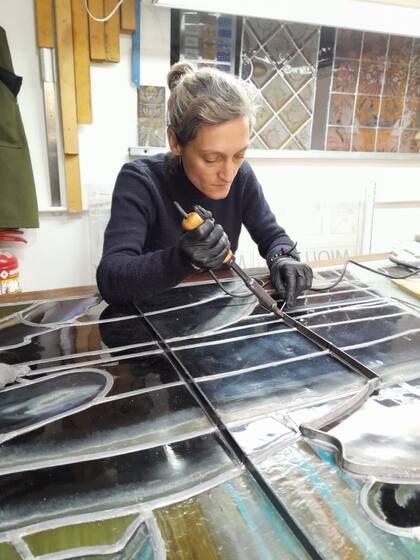 Para proteger los vitrales, Farina Ruiz incorporó un sistema de sostén.