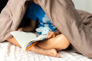 Fortines con frazadas, el refugio que arman los chicos y aconsejan los expertos