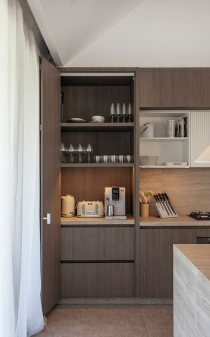 Para que el piso acompañara en lugar de competir, se eligió uno solo para toda la casa, incluidos los baños y la pileta: porcelanato estilo granítico ‘Granza Ivory’ de Vite (SBG).